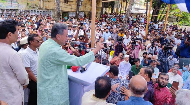 বিএনপির নেতাকর্মীদের সরাতে পুলিশের পিপার স্প্রে